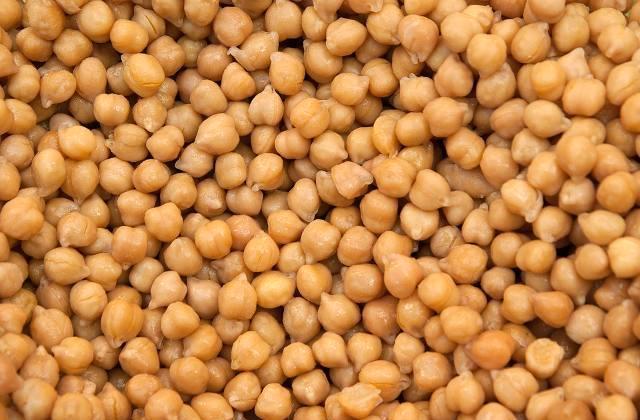 Garbanzos cocidos: la saturación aterciopelada de los granos dorados